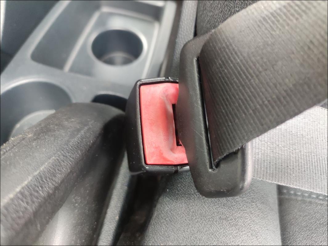 Attache ceinture avant gauche