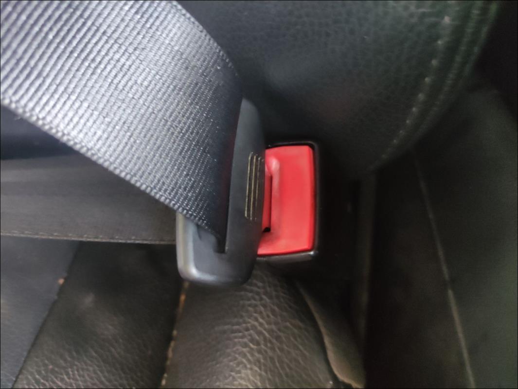 Attache ceinture avant droit