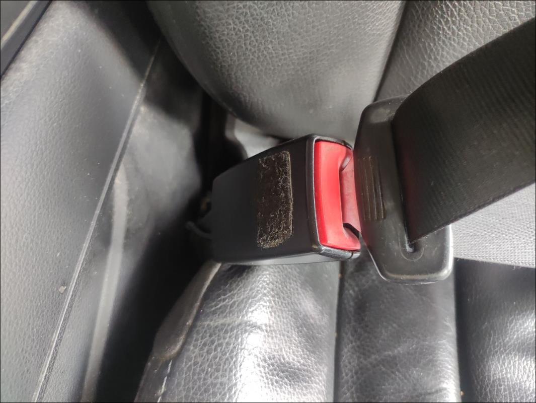 Attache ceinture avant gauche