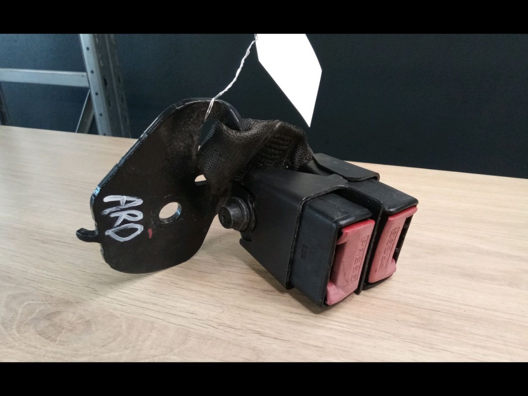 Attache ceinture arriere droit RENAULT CLIO 2 PHASE 2 Diesel - 1