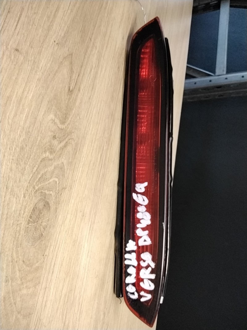 Feu arriere stop central TOYOTA COROLLA VERSO 1 Diesel - 1