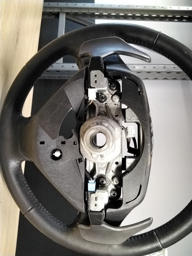 Volant TOYOTA YARIS 2 PHASE 2 Essence - 1