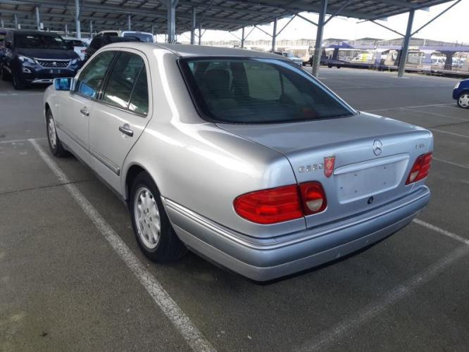 Image Feu arriere secondaire droit (feux) - MERCEDES CLASSE E 210