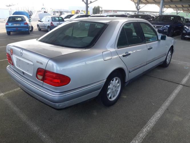 Image Feu arriere secondaire droit (feux) - MERCEDES CLASSE E 210