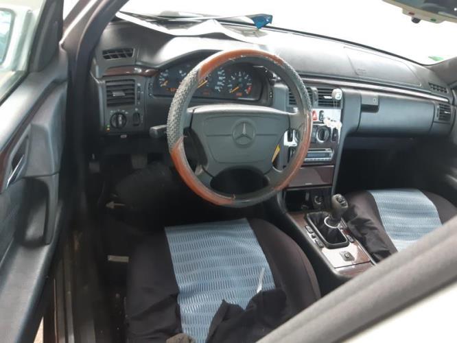 Image Feu arriere secondaire droit (feux) - MERCEDES CLASSE E 210