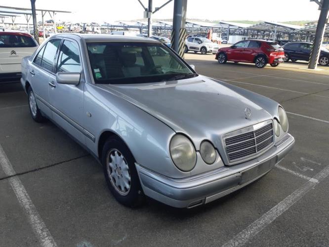 Image Feu arriere secondaire droit (feux) - MERCEDES CLASSE E 210