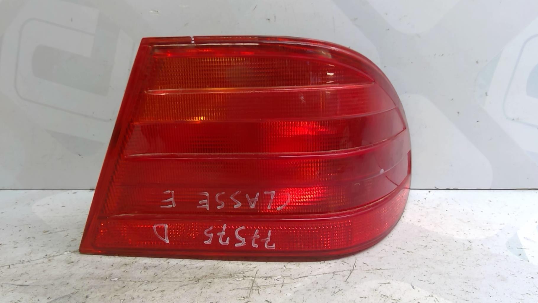 Fanale posteriore principale destro (luci) MERCEDES CLASSE E 210 PHASE 1 Diésel - 1