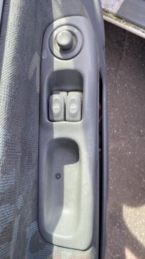 Image Interrupteur de leve vitre avant gauche - RENAULT TWINGO 1