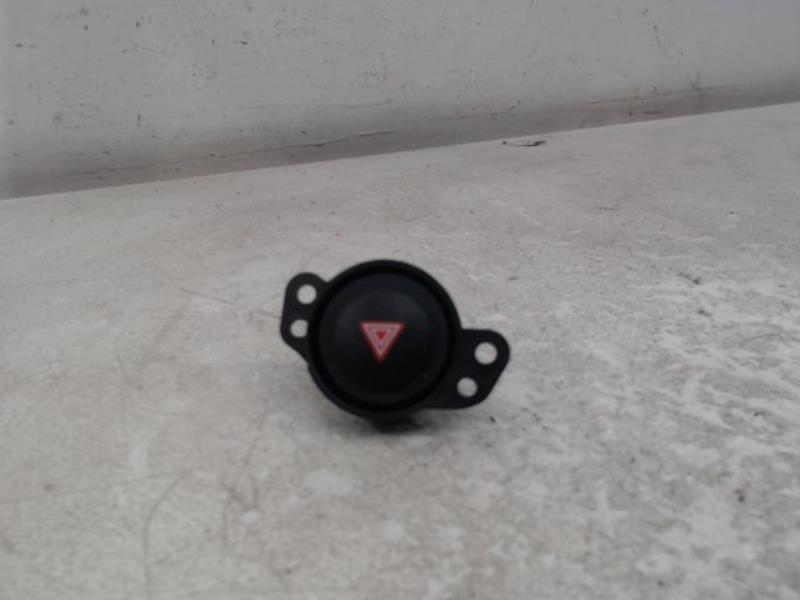 Bouton de warning TOYOTA AYGO Essence - 1