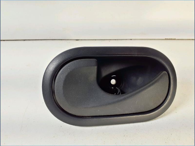 Poignee interieur avant gauche RENAULT CLIO 3 Essence - 1