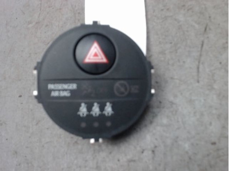 Bouton de warning TOYOTA YARIS Essence - 1