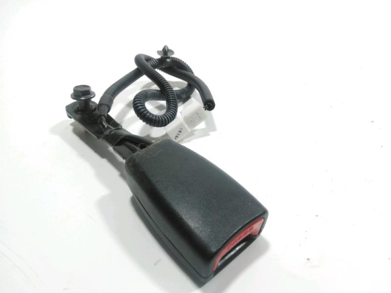 Attache ceinture avant droit