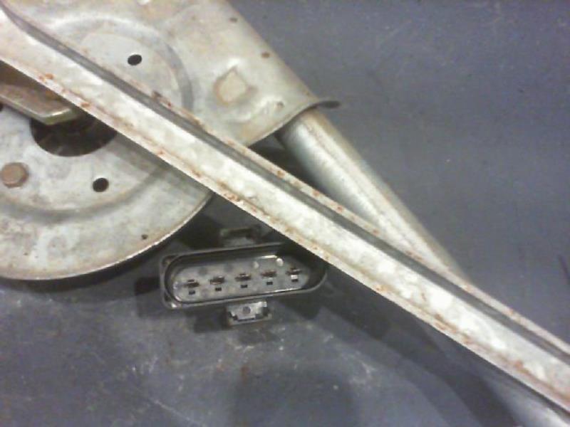 Moteur essuie glace avant