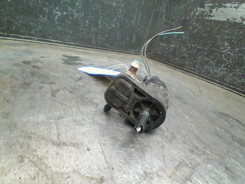 Pompe lave glace avant VOLKSWAGEN FOX Essence - 1